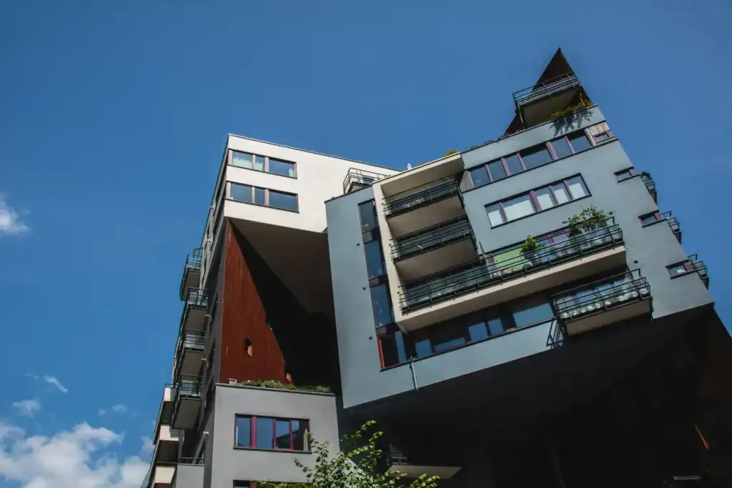 Moderne boligbygg med balkonger